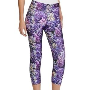 Zara Terez Women’s Size S Purple Hydrangea Blossom Floral Capri Cropped Leggings